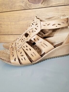 Earth Origin's Ruby Wedge Cut Outs Leather Zipper Tan Sz 9.5 Like New